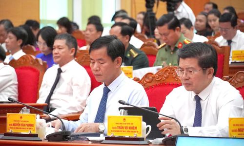 Các đồng chí: Nguyễn Văn Phương, Ủy viên Trung ương Đảng, Bí thư Tỉnh ủy; Trần Vũ Khiêm, Phó Bí thư Thường trực Tỉnh ủy, Trưởng đoàn đại biểu Quốc hội tỉnh và các đại biểu tham dự kỳ họp - Ảnh: Xuân Phú