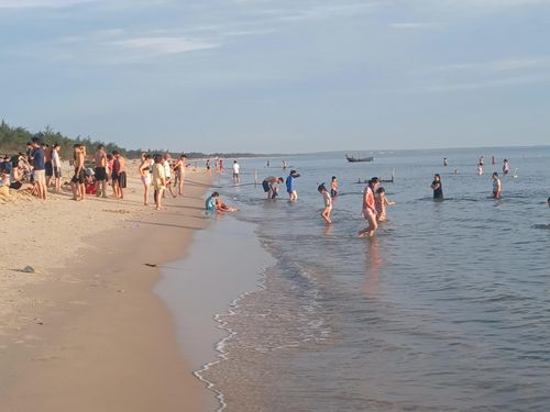 Bảo đảm an toàn cho trẻ em khi tắm biển vào mùa hè ở Quảng Trị - Ảnh: P.X.D