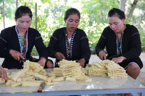 Măng A Ho là loại măng ngon nhất mà bà con khai thác với số lượng cao - M.H