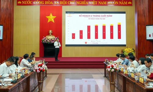 Đại diện Sun PhuQuoc Airways giới thiệu về hãng hàng không - Ảnh: N.H