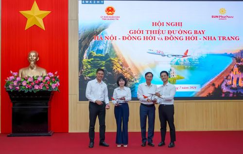 Đại diện lãnh đạo Công ty CP Tập đoàn Mặt Trời, Sun PhuQuoc Airways tặng quà lưu niệm cho đại diện Sở Văn hóa, Thể thao và Du lịch và Văn phòng UBND tỉnh - Ảnh: N.H