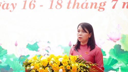 Đại diện lãnh đạo Sở Nội vụ trả lời chất vấn của đại biểu - Ảnh: N.M