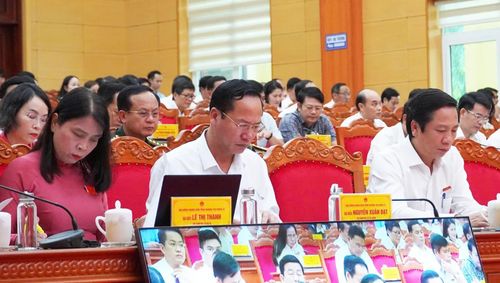Các đồng chí lãnh đạo tỉnh và lãnh đạo các sở, ngành tham dự kỳ họp - Ảnh: X.P