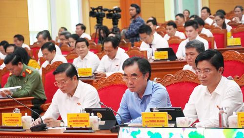 Các đồng chí lãnh đạo tỉnh dự kỳ họp - Ảnh: X.P