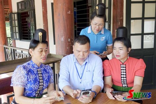 Cán bộ Trung tâm Phục vụ hành chính công phường hướng dẫn chị em phụ nữ thực hiện dịch vụ công trực tuyến.