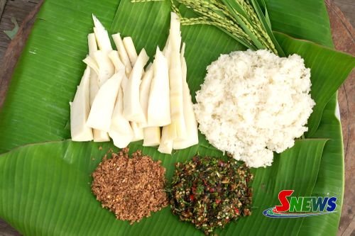Món chẳm chéo ăn với xôi trắng và măng luộc.