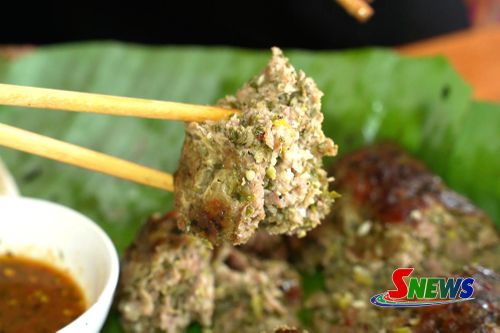 Món thịt băm gói lá nướng của dân tộc Thái.