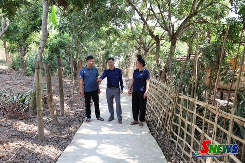 Tuyến đường nội bản Nà Lốc được bê tông hóa khang trang.