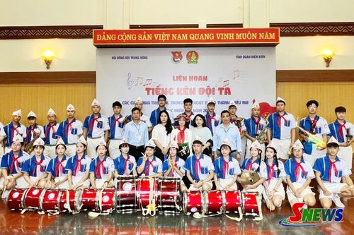 Đội nghi lễ Trung tâm Hoạt động Thanh thiếu nhi tỉnh Sơn La tham gia liên hoan.