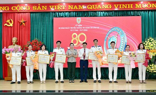 Đồng chí Phó Chủ tịch UBND tỉnh Đỗ Anh Tuấn và đồng chí Trần Thị Phương Hoa, Phó Cục trưởng Cục Quản lý Thi hành án dân sự trao Bằng khen và danh hiệu “Tập thể lao động xuất sắc” của Bộ trưởng Bộ Tư pháp cho tập thể và cá nhân có thành tích xuất sắc.