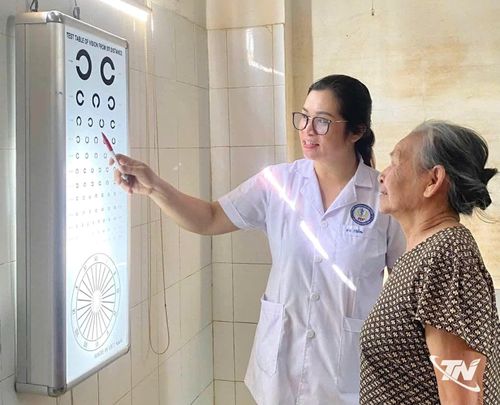 Các y, bác sĩ trạm y tế tuyến xã trong tỉnh Thái Nguyên đã kiểm tra sức khỏe toàn diện cho người dân, nhất là người cao tuổi theo Chương trình chăm sóc sức khỏe toàn dân.