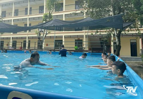 Các học viên lắng nghe hướng dẫn trước khi thực hành các động tác cơ bản.
