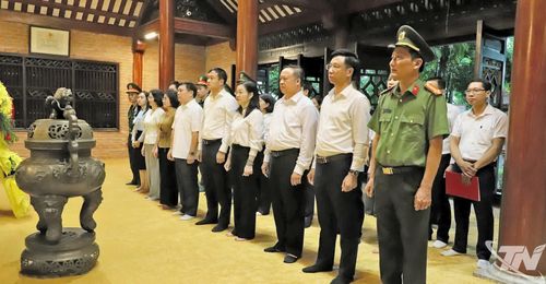 Cụm thi đua cơ quan Tổ chức các đảng bộ trực thuộc Tỉnh ủy đến dâng hương tại Khu di tích lịch sử Quốc gia 27-7.
