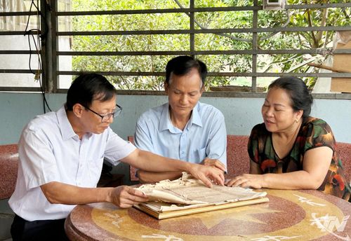 Ông Phạm Đức Tiến (bên trái, ở xóm Nam Thái, xã Tân Cương - em trai liệt sĩ Phạm Đức Sinh) cung cấp thông tin cho cán bộ xóm.