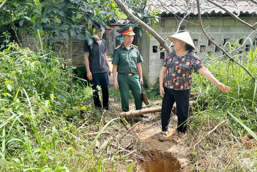 Bà Luân Thị Trâm, xóm Hòa Tiến, cung cấp thông tin phần mộ được chôn cất chưa rõ danh tính cho cán bộ Ban CHQS xã Tân Cương.