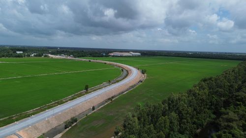 Tuyến đường nối 2 xã băng qua những cánh đồng lúa, bên phải là Vườn Quốc gia Tràm Chim vừa được thông xe..