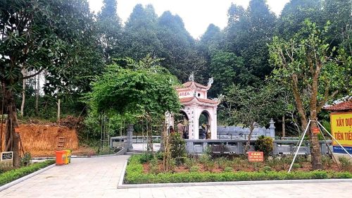 Phần mộ Uy Minh Vương Lý Nhật Quang trong khuôn viên đền Quả Sơn. Ảnh: Nguyễn Diệu