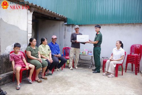 Bên cạnh triển khai lực lượng nhân công góp công sức xây nhà ở cho các hộ gia đình có công, chính sách, trong những ngày này lực lượng quân sự tỉnh Quảng Trị luôn có những phần quà động viên các gia đình chung vui trong ngày trọng đại mở móng xây nhà