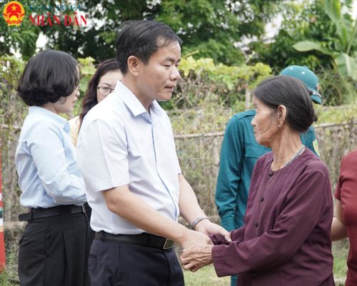 Bí thư Tỉnh ủy Nguyễn Văn Phương, thăm hỏi, động viên bà Trần Thị Quyết tại Lễ khởi công xây dựng và sửa chữa nhà ở cho các đối tượng chính sách trên địa bàn tỉnh Quảng Trị trong những ngày vừa qua