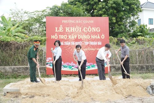 Việc đồng loạt xây dựng nhà ở cho người có công trong những ngày này không đơn thuần là một chương trình an sinh xã hội thông thường. Đó là sự bù đắp, là lời hứa của thế hệ hôm nay gửi đến những người đã hiến dâng xương máu cho độc lập tự do của Tổ quốc. Trong ảnh Bí thư Tỉnh ủy Nguyễn Văn Phương (giữa); Chủ tịch UBND tỉnh Lê Hồng Vinh (áo trắng bên phải).