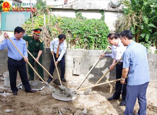 Phó Bí thư Tỉnh ủy, Chủ tịch Ủy ban MTTQ Việt Nam tỉnh Quảng Trị - Ông Nguyễn Chiến Thắng (áo trắng ở giữa) cùng lãnh đạo địa phương thực hiện nghi thức đặt móng xây nhà cho các gia đình chính sách trên địa bàn tỉnh Quảng Trị trong những ngày vừa qua.