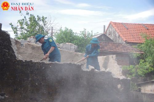 Lực lượng dân quân tự vệ đang tháo dỡ ngôi nhà cũ xuống cấp của bà Dương Thị Sao (thôn Quảng Xá), một trong những gia đình chính sách được hỗ trợ xây nhà mới trong đợt này. Hành động thiết thực này thể hiện tinh thần "Uống nước nhớ nguồn" và sự quan tâm sâu sắc của địa phương.