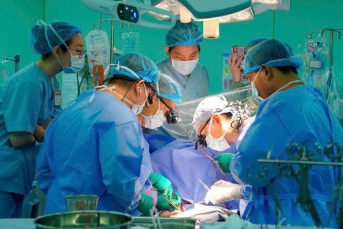 Các bác sĩ phẫu thuật tập trung cao độ, phối hợp nhịp nhàng trong từng thao tác, đảm bảo an toàn cho người bệnh trong suốt quá trình phẫu thuật. Ảnh: BVCC