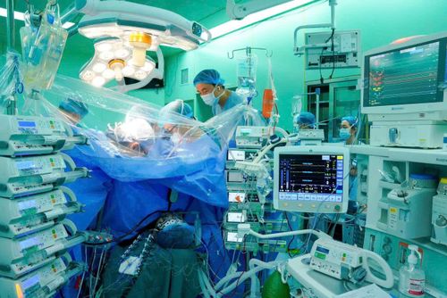 Hệ thống trang thiết bị hiện đại đồng hành xuyên suốt ca phẫu thuật nhằm hỗ trợ duy trì các chức năng sống, theo dõi liên tục các chỉ số để bảo đảm an toàn cho người bệnh. Ảnh: BVCC