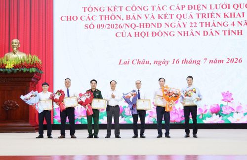 Ủy viên Trung ương Đảng, Bí thư Tỉnh ủy, Chủ tịch HĐND tỉnh Lê Minh Ngân trao Bằng khen cho các tập thể có thành tích xuất sắc. Ảnh: Chanh Nguyễn