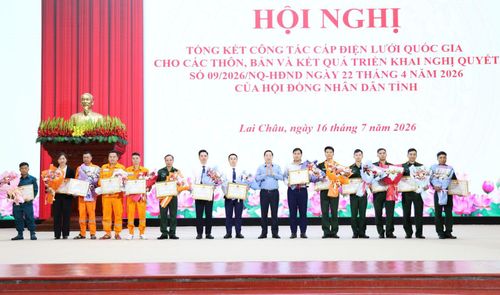 Chủ tịch UBND tỉnh Hà Quang Trung tặng Bằng khen cho các cá nhân có thành tích xuất sắc. Ảnh: Chanh Nguyễn