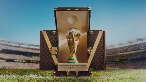 Cúp vàng World Cup 2026 được đựng trong một chiếc rương do Louis Vuitton thiết kế. Ảnh: FIFA