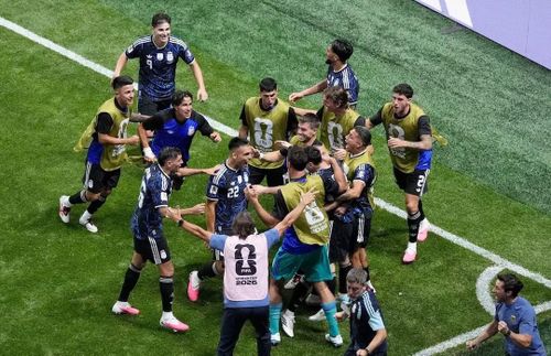 Lautaro Martinez ăn mừng sau khi ghi bàn ấn định tỷ số 2-1 cho Argentina. Ảnh: Reuters
