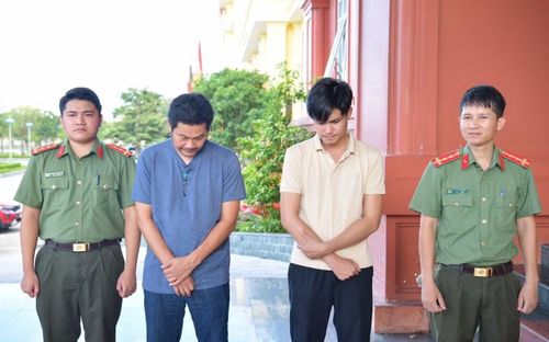 Đối tượng Dương Đăng Cường (thứ 2 từ trái sang) và Nguyễn Phúc Ân (thứ 3 từ trái sang).