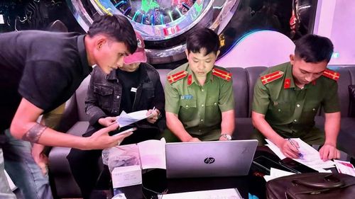 Công an xã Khe Sanh kiểm tra việc chấp hành pháp luật tại một cơ sở kinh doanh karaoke trên địa bàn.