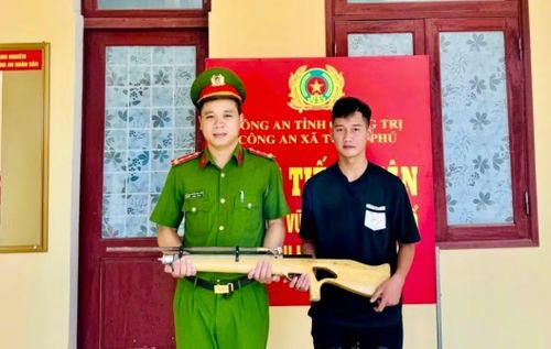 Công dân Hoàng Ngọc Quý tự nguyện giao nộp vũ khí cho Công an xã Tuyên Phú.