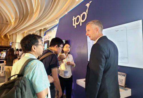 Trưng bày các giải pháp dành cho bệnh viện thông minh như bệnh án điện tử, hệ thống kết nối tuyến bệnh viện... bên lề hội thảo.