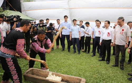 Tổng Bí thư, Chủ tịch nước Tô Lâm vui cùng người dân trong phong tục giã bánh dày tại Ngày hội toàn dân bảo vệ ANTQ.