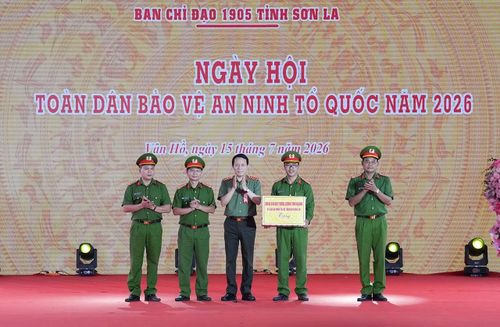 Đại tướng Lương Tam Quang, Ủy viên Bộ Chính trị, Bộ trưởng Bộ Công an tặng quà Công an xã Vân Hồ tại Ngày hội toàn dân bảo vệ ANTQ năm 2026.