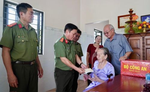 Đoàn công tác thăm Mẹ Việt Nam Anh hùng Lê Thị Hai, có chồng và một người con là liệt sĩ.
