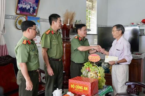 Đoàn công tác đến thăm và tặng quà Đại tá Phí Công Đại, nguyên Chỉ huy phó Ban Chỉ huy An ninh Công an tỉnh Tây Ninh, thương binh hạng 4/4.