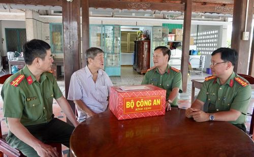 Đoàn công tác thăm hỏi, tặng quà gia đình Thiếu tướng Ngô Quang Nghĩa (Chín Nghĩa), Anh hùng Lực lượng vũ trang nhân dân, nguyên Giám đốc Công an tỉnh Tây Ninh.