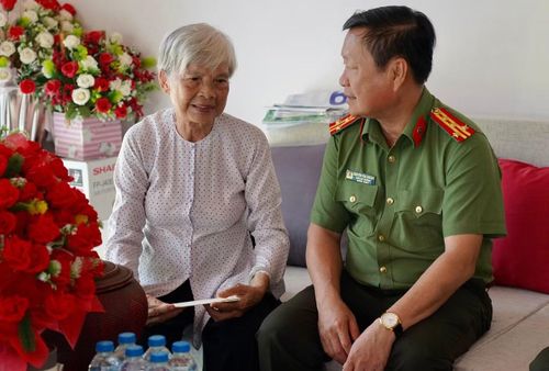 Đoàn công tác hỏi thăm tình hình sức khỏe Thượng tá Lương Thị Tâm (Năm Tâm), nguyên Chỉ huy phó Ban Chỉ huy An ninh Công an tỉnh Tây Ninh, thương binh hạng 2/4.