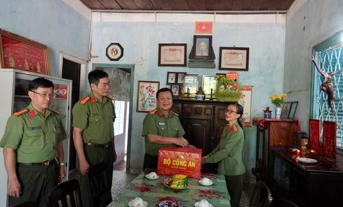 Đoàn đã thăm thân nhân Anh hùng Lực lượng vũ trang nhân dân Phan Văn Điền (Mười Thương).