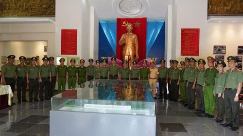 Đoàn công tác chụp hình tại khu tưởng niệm Chủ tịch Hồ Chí Minh.