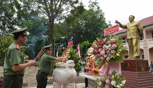Đoàn công tác dâng hương tại tượng đài đồng chí Phạm Hùng.