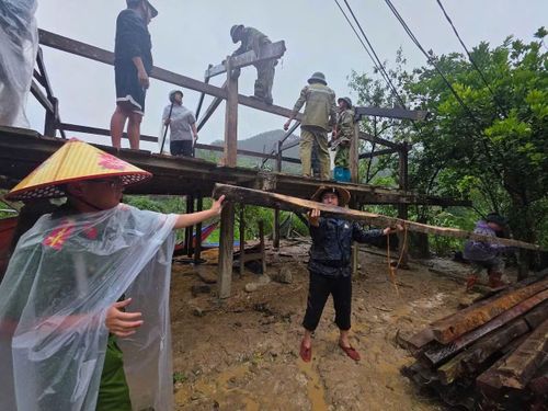 Công an xã Púng Luông giúp nhân dân dựng lại nhà ở.