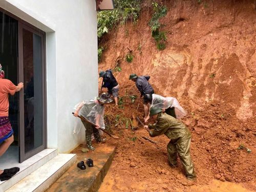 Công an xã Khao Mang giúp nhà dân bị sạt đất vào nhà.