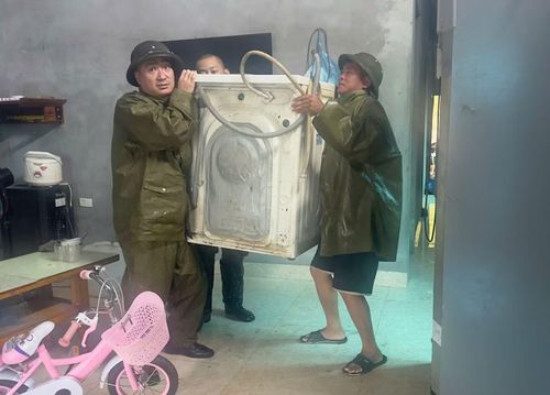 Công an xã Nậm Xé sơ tán tài sản cho nhân dân.