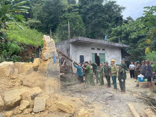 Công an xã Si Ma Cai giúp nhân dân dựng lại nhà sau cơn lốc.