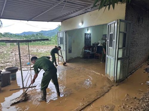 Công an xã Liên Sơn giúp nhà dân bị đất sạt tràn vào nhà.
